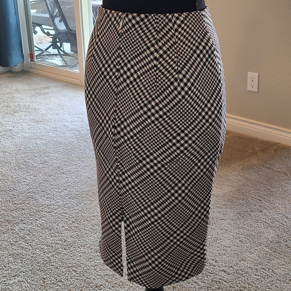WHBM Skirt, fits like a 2 - Picture 7 of 8
